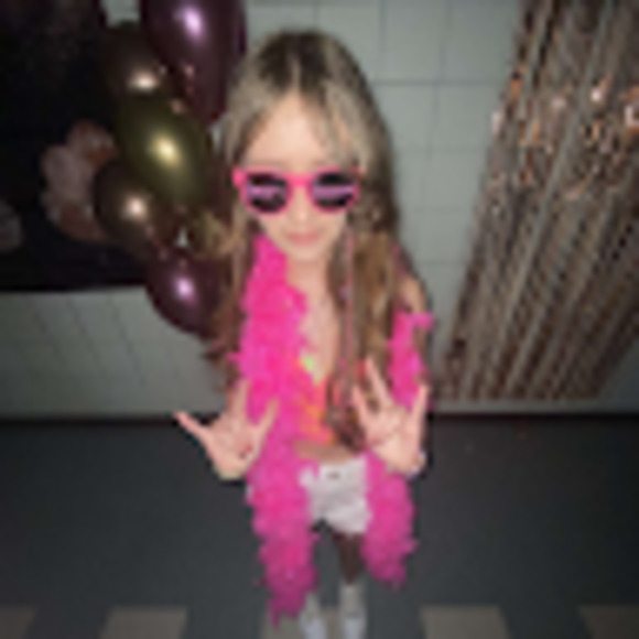 Meet your Posher, Ava - Picture 1 of 1